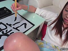 よっ、チェックして！レンカ・シミズが濡れたマンコをアレのおもちゃで指マン、無修正😏