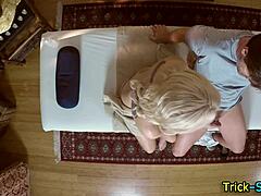 Bu Tatlı Kız Masörün Büyük Sikiyle Sikiliyor Mu?