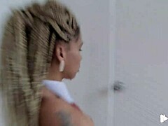 لعبة سوداء كبيرة تدخل إصبع في كليتور مزخرفة جميلة