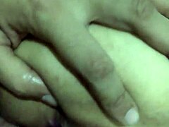 Утренний секс с мокрой бритой киской и большими сиськами.