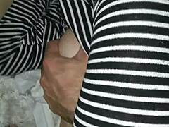 אמרתי לבת הדוד החורגת שלי שהכדורים שלי כואבים והיא הציעה להקל עליהם עם הפה