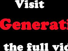 Ez az idősebb nagymama arcára ül egy fiatal 18+ aranyos tini leszbikus csókos sessionban