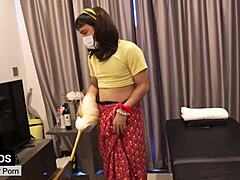 Tía Gay Birmana Folla Fuerte a Su Pequeña Cliente 18+ Delgada