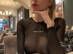 Oh Man, Mijn Tepels Werden Zo Hard Onder Die Doorschijnende Blouse In Het Drukke Café...