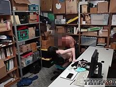 Hej, táto malá 18+ ebony tínedžerka s obrovskými prsiami bola chytená políciou ako podozrivá z čierneho kokota