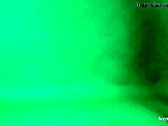 Hé, regarde la jeune 18+ gymnaste brune Anna Mostik écarter les jambes largement dans cette pose nue petite 18+