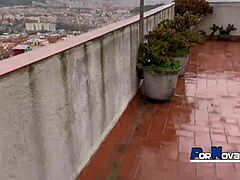 oh hombre, nuestra vecina lina jones está follando bajo la lluvia con victor bloom, eh, quiero decir montándolo a lo vaquera al aire libre