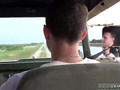 Rapazes jovens trocam bundas apertadas por dinheiro em encontros gays quentes