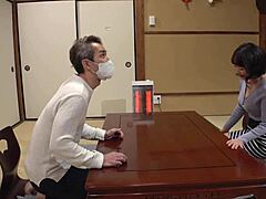 Asiatisk kone Hotaru Umino jukser med gruppe kuksuging av fremmede kukker