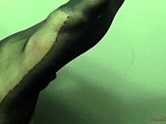 إلهة أوروبية كايلا غرين تتحدى بصدر كبير في سيطرة المكتب