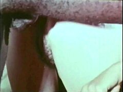 Footage vintage explora relación interracial de era pasada con estilo clásico.