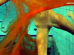 นัสตยาถอดเสื้อผ้าเปิดเผยร่างกายในสระ