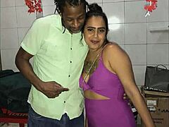 Трахание новичка морены с татуировками в задней комнате бара Бин Ладин