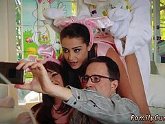 年配のバイスウィンガー夫婦が、義叔父が小柄な18+ティーン18+バニーをハードコアグループセックスで犯すのを見る