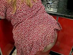 Adolescente BBW de 18 años recibe corrida en tetas grandes