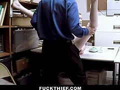 Ladendiebin erwischt beim Verstecken von Ware gebeugt über Doggy mit großem Schwanz!