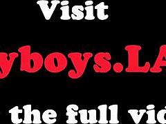 Эй, глянь на эту тайскую ледибой, которая раздвигает и дрочит в крупном плане