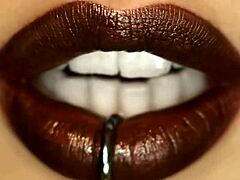 Krásná blondýnka Kenzi Marie s modrýma očima si užívá cucání a jebání obřího ženatého kokotu až do spermatu