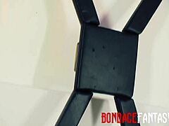 크리스털 웹과 메이 베일리가 라텍스 나일론 힐에 면도한 보지 피어싱으로 레즈비언 페티시 탐험