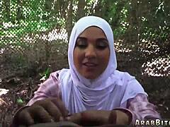 Yaşlı Arap asker adam dış mekanda küçük 18+ gerçek güzelden oral alıyor askeri ortamda