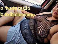 Je conduis avec mon mari Mary Butterfly en chemise transparente exposant mes seins publiquement, aimant l'exhibition