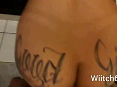 Μικροκαμωμένη Λατίνα με φυσικά στήθη γίνεται από πίσω ωμά στο δωμάτιο μασάζ