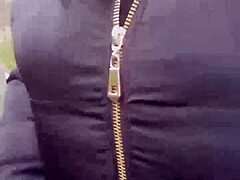 عربي سمين أشعر يستمني في الهواء الطلق في السيارة أثناء القيادة العامة