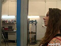 Dövmeli Seksi Elise Garajda Am Sikişi Yaşıyor