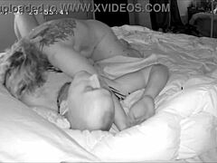 Érzem magam teljesen kitárulkozva, ahogy a Red Herring úrnő levetkőztet egy igazi tantra lokit8 meztelen femdom szeánszban