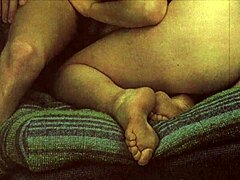 Och wow, vintage vibrácie v Londýne s tou ohnivou ryšavou nevlastnou mamou doma – aký tabu vzrušenie!