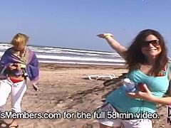 Étudiantes ressentent le frisson de se déshabiller nues sur la plage du Texas