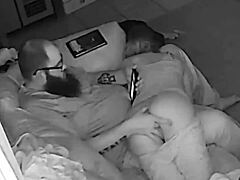 De bubbels kont vrouw viel in slaap op mijn schoot. Ze werd wakker met een verrassend orgasme van vingeren.