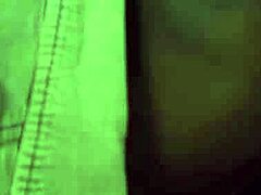 Forró szex, ahol a nagy mellű afrikai sztriptíztáncos meghajol a doggystyle kézimunkához