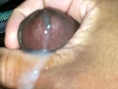 Мой мужик играет со своим коричневым хуем, кончает в замедленной съемке