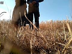 Αγαπάω πώς αυτή η σεξι milf με το όμορφο φόρεμα μου κάνει κινκ χειρομασία και πιπίλισμα στο χωράφι