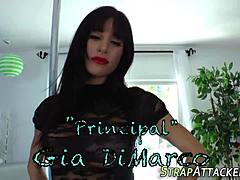 Курви в чорапи чукат мъже със страпон и свирки в дива тройка