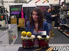 Pawnee Güzeli Kitty Catherine'i Arka Ofiste Büyük Memeleriyle Sikilirken Gözetledim