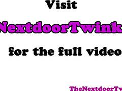 Twink tatuado se deja follar a pelo con mamada y lamer semen