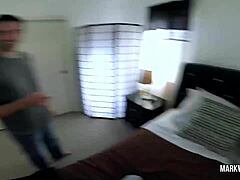 แมวผอมบลอนด์ Jay Taylor ถูกงอและลงโทษด้วยควยใหญ่สองอัน