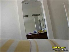 Hezká holka 18+ exhibicionistka se probouzí a ukazuje své přirozené tělo na webce