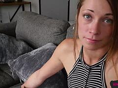 Stedsøster Kirsten Lee suttede og red på min pik dygtigt, fik hende til at komme to gange under vores intense knep.