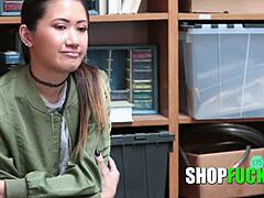 स्लट्टी एशियाई बेब शॉप थ्रिल्स को स्टीलिंग ऐंटिक्स से ज्यादा पसंद करती है