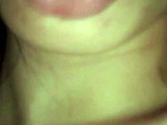 رجل كندي يمارس جنس هاتفي مع فتاة هندية من تيندر. يضربان بعضهما على خيالات شفوية