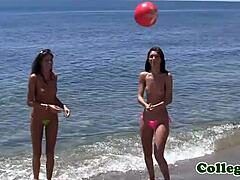 Euro kolejní nymfy se nechaly vyvrtat ve skupinovém sexu na pláži ve stylu reality