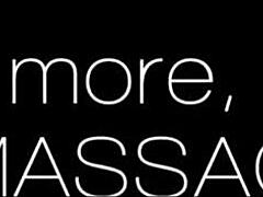 Hei, ruskeatukka neitsyt 18+ Lana Komor masturboi märkää stringiään orgasmiin