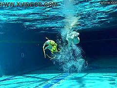 Russische vrouw Nicole vindt haar zwemritme in het zwembadwater