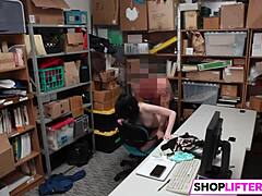 Кльощава крадла пробита от огромен кур в офис наказание