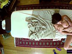 الفتاة ذات الصدر الكبير استلقت على الطاولة بينما ينيكها المعالج حتى يقذف في كل مكان