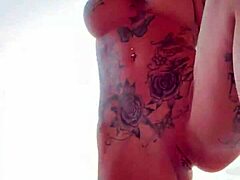 רוקדת עירומה בסאונה