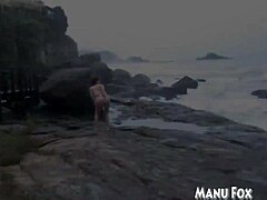 O tesão na praia bate forte enquanto a beleza brasileira dedilha a buceta molhada em ação voyeur pública